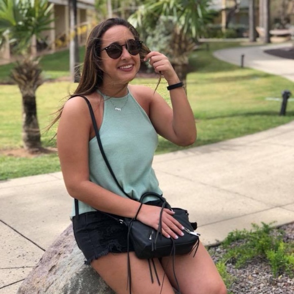 Meet your Posher, Amanda - Picture 1 of 5